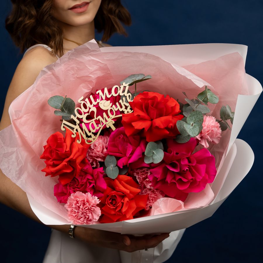 Французские розы с диантусами и эвкалиптом