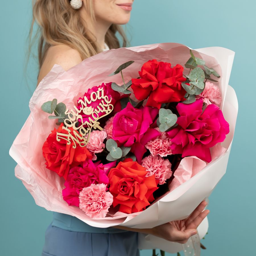 Французские розы с диантусами и эвкалиптом