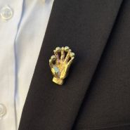 Брошь для фокусников "Рука фокусника с мячами" от ВСЕМОГУСЕВА