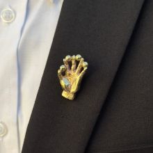 Брошь для фокусников "Рука фокусника с мячами" от ВСЕМОГУСЕВА