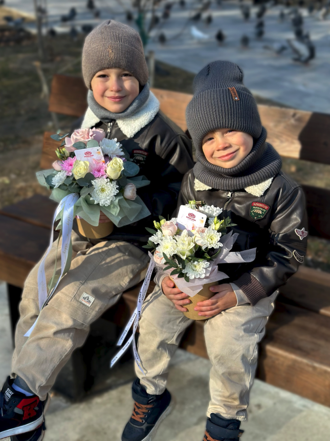 Аквабокс мини с розами и хризантемой