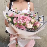 Букет с гортензией, пионовидной розой и эустомой