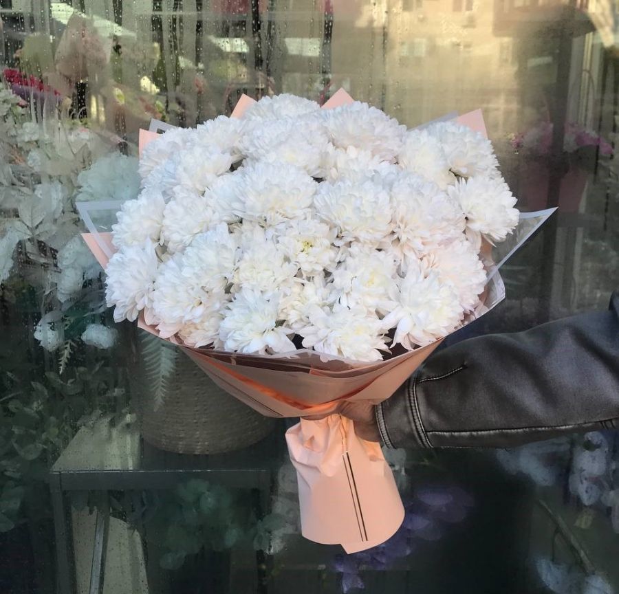 Букет из 15 хризантем в упаковке