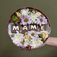 Композиция с шоколадными буквами МАМЕ