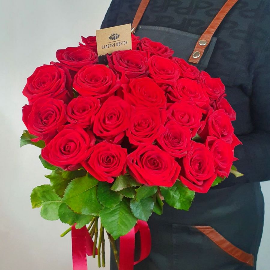 25 красных роз с лентой