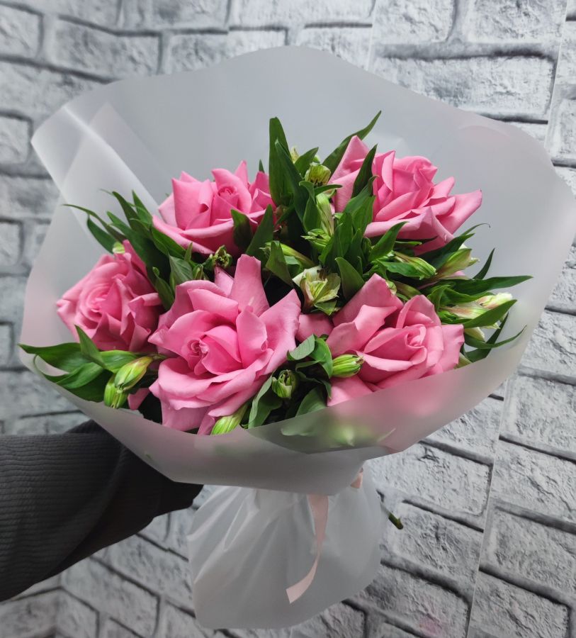 Нежные розы с альстромерией