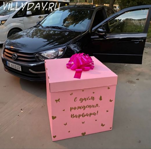 Розовая коробка с бантом