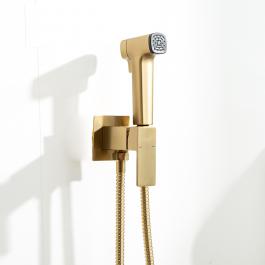 Şəkil 1: Frap H91 F7591-23 bidet kranının ön görünüşü - kvadrat formalı latun korpusu, qızıl satin örtük və tək qolu ilə lüks dizaynı, gigiyenik duş tutucusu ilə nümayiş etdirir.