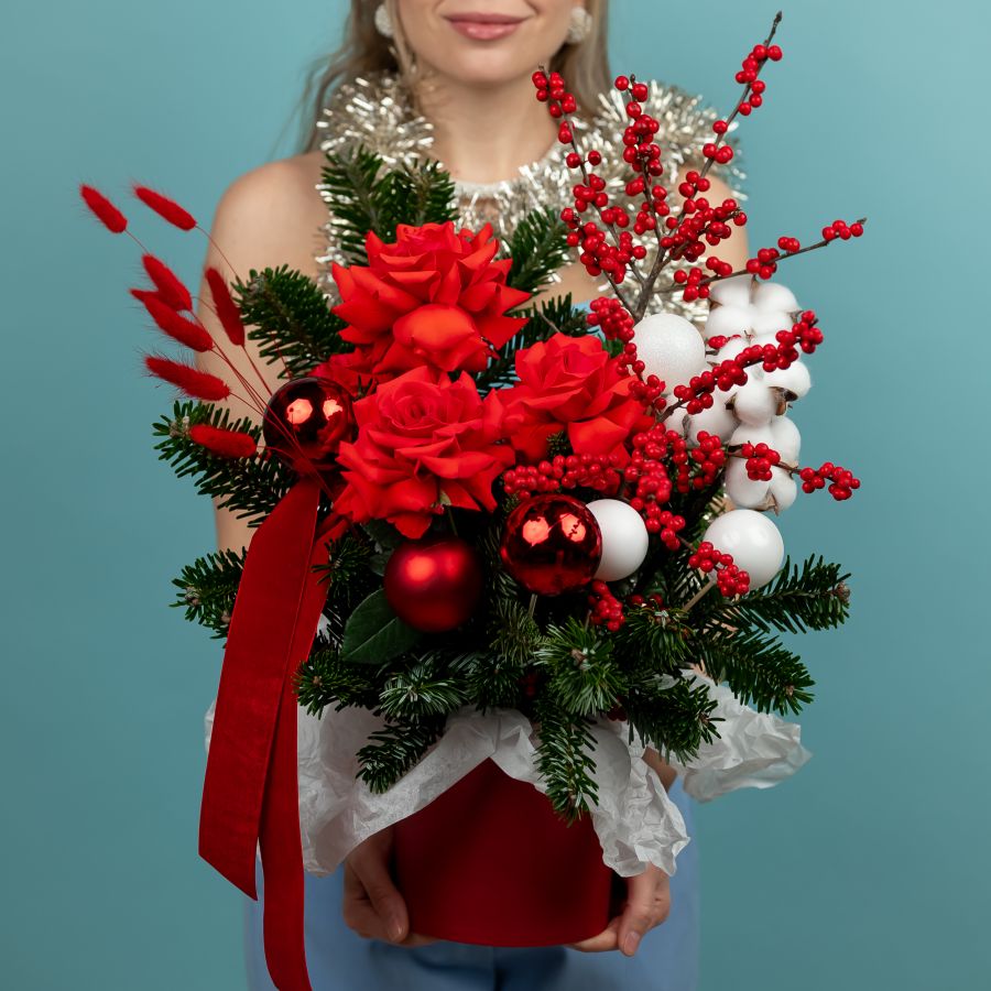 Новогодний букет с французской розой и хлопком