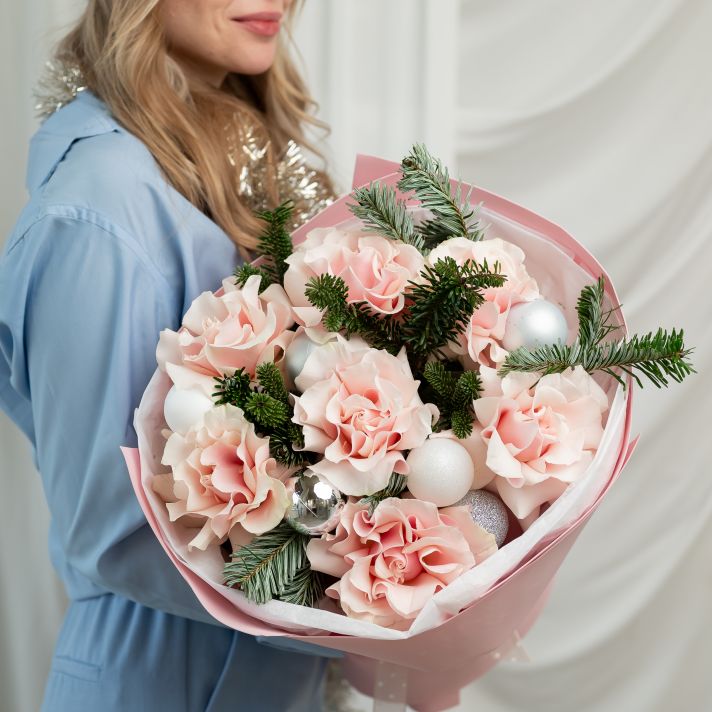 Букет зимний с нежными розами