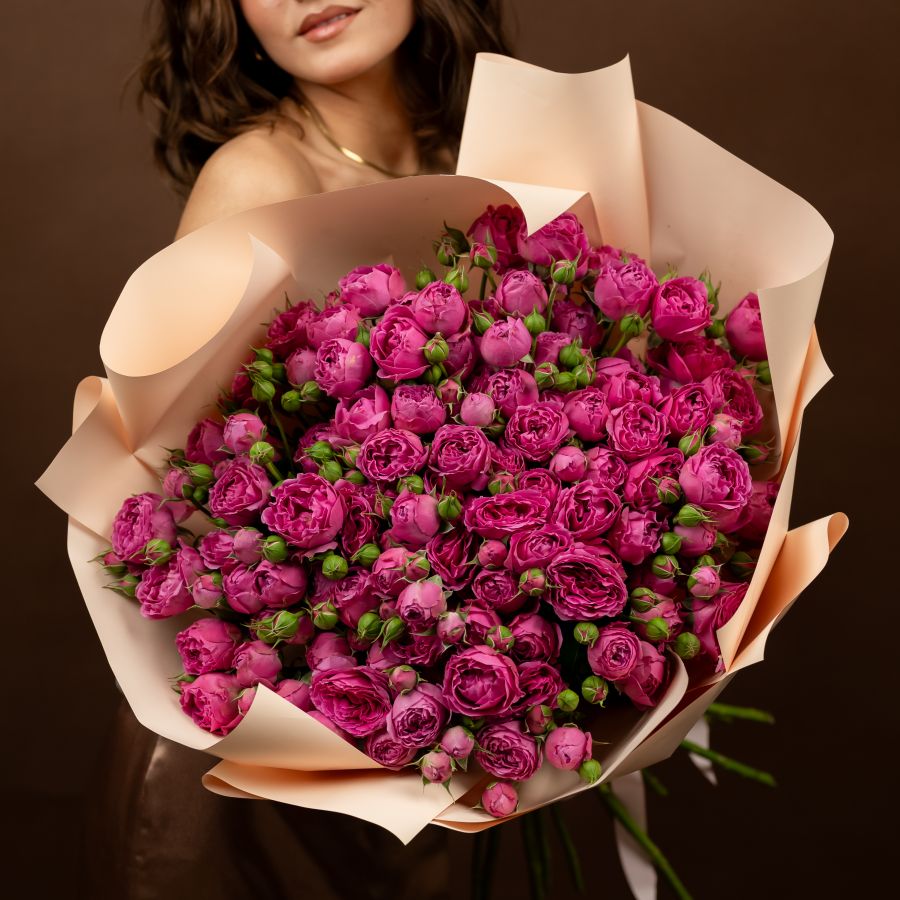 Шыкарный букет из 25 шт кустовых роз Мисти баблс. 60 см.