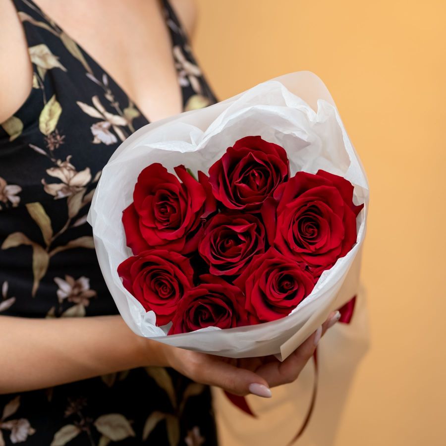 Букет из красных  роз от 7 шт . 60 см .