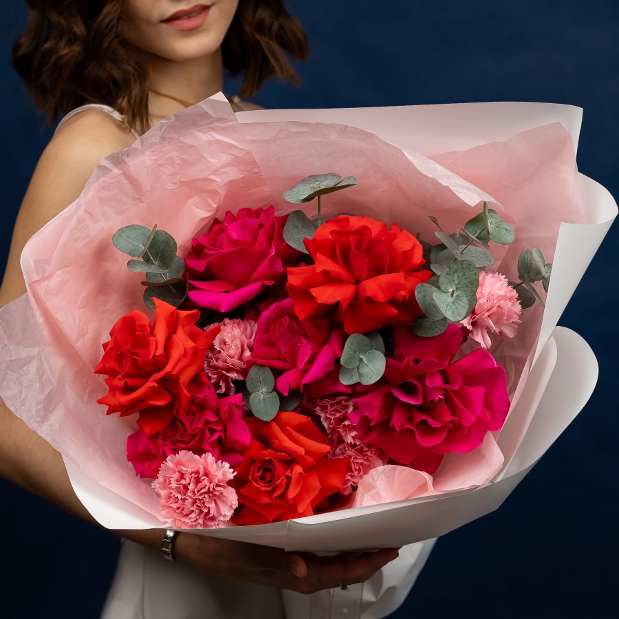 Букет из французких роз и нежных диантусов