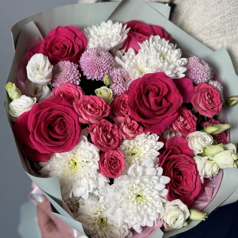 Букет микс с яркими розами