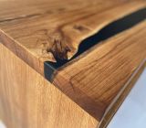 тумба из массива дерева и эпоксидной смолы