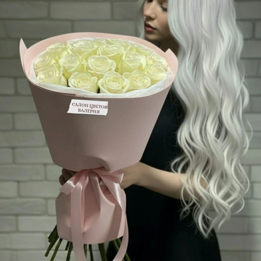 Белые розы в упаковке