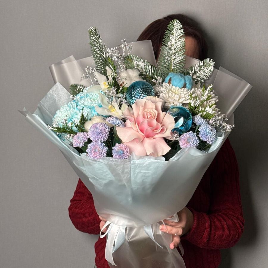 Букет «Зимний вечер» с елочными игрушками