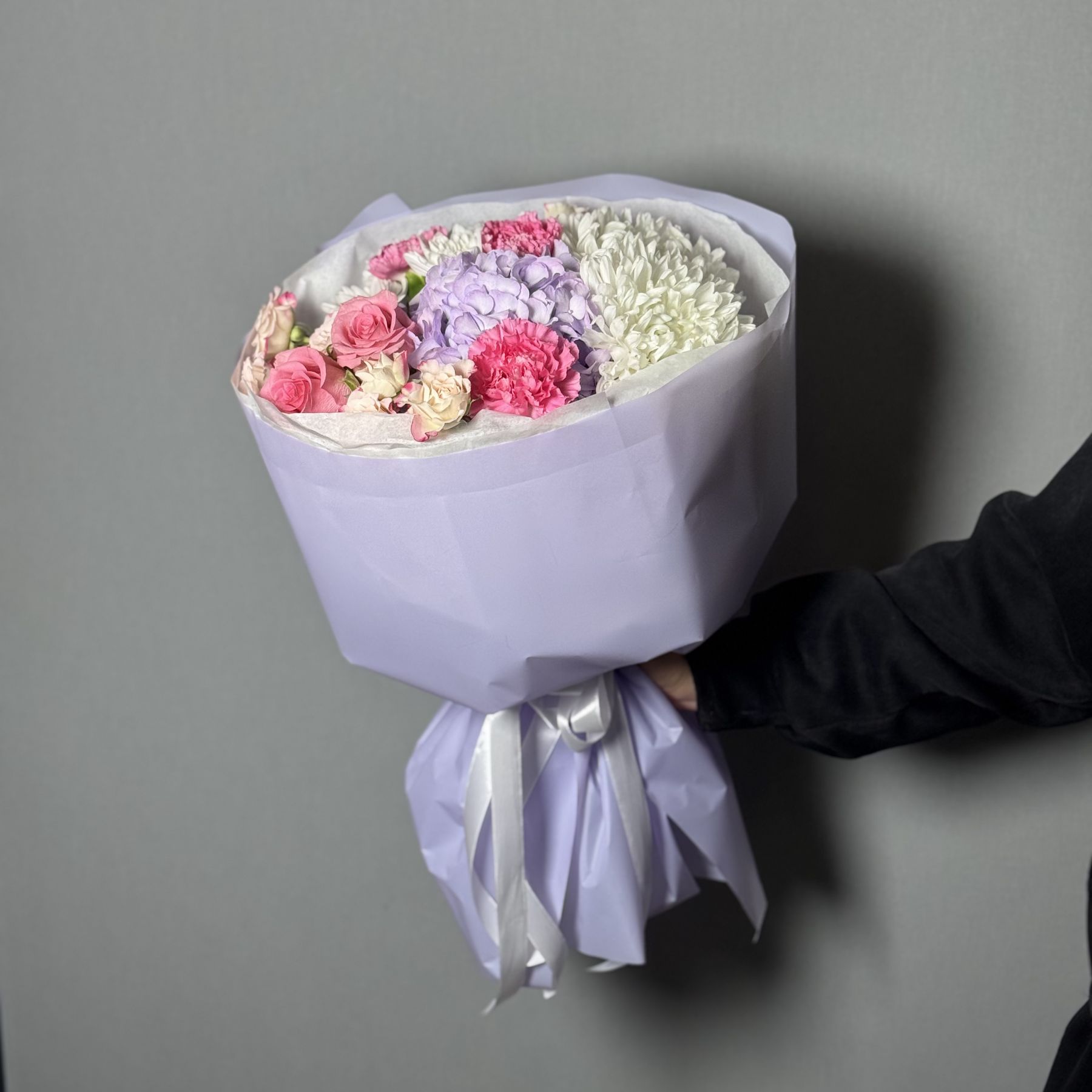 Букет с гортензией и хризантемами