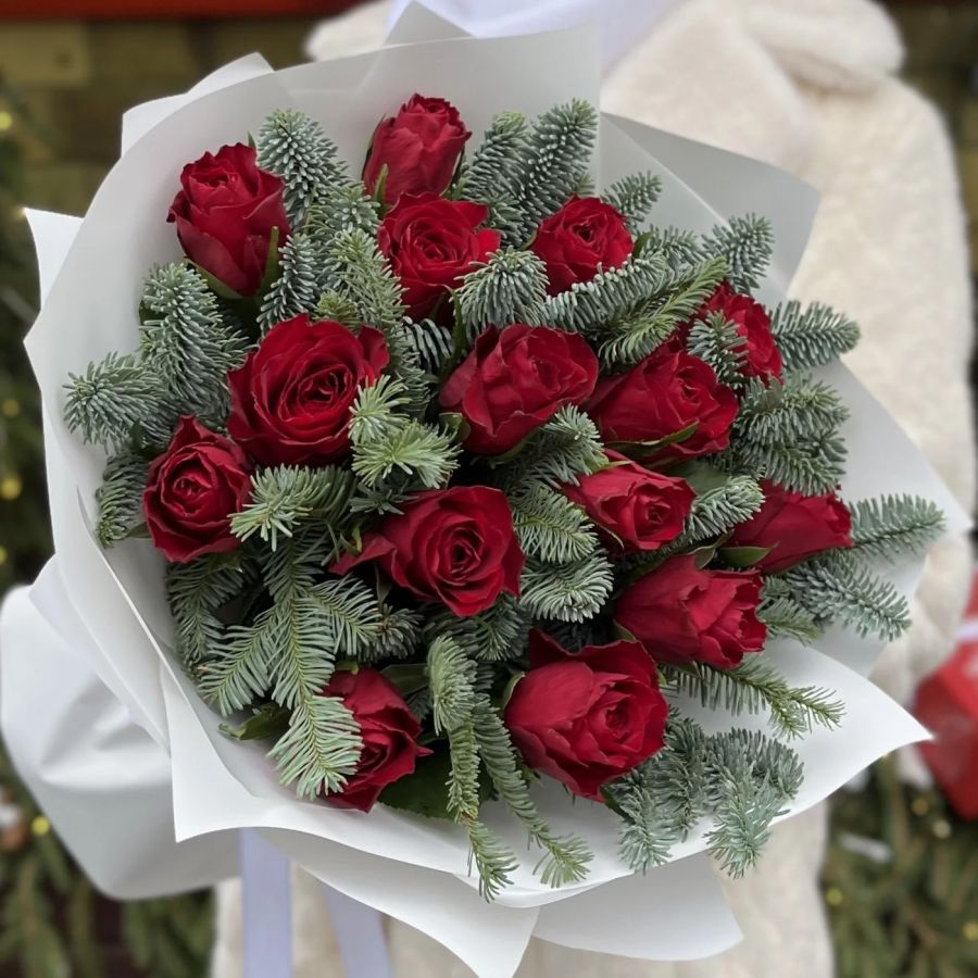 Зимний букет "15 красных роз с нобилисом"