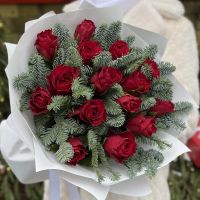 Зимний букет "15 красных роз с нобилисом"