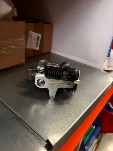 Цилиндр тормозной задний ISUZU NMR85 (левый перед.) с прокачкой