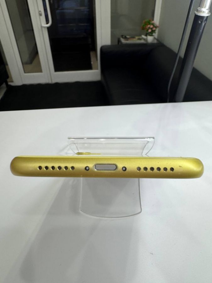 Apple iPhone корпус 11 сборе со шлейфами, стеклом камеры оригинал с разбора (снятый) пару небольших царапин желтый