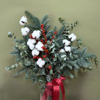 Стильный зимний букет из ели нобилис