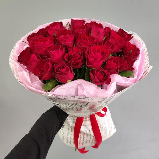 25 красных роз в стильной упаковке