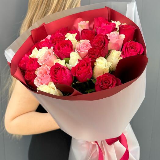 35 роз яркий микс в упаковке