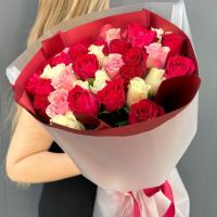 35 роз яркий микс в упаковке