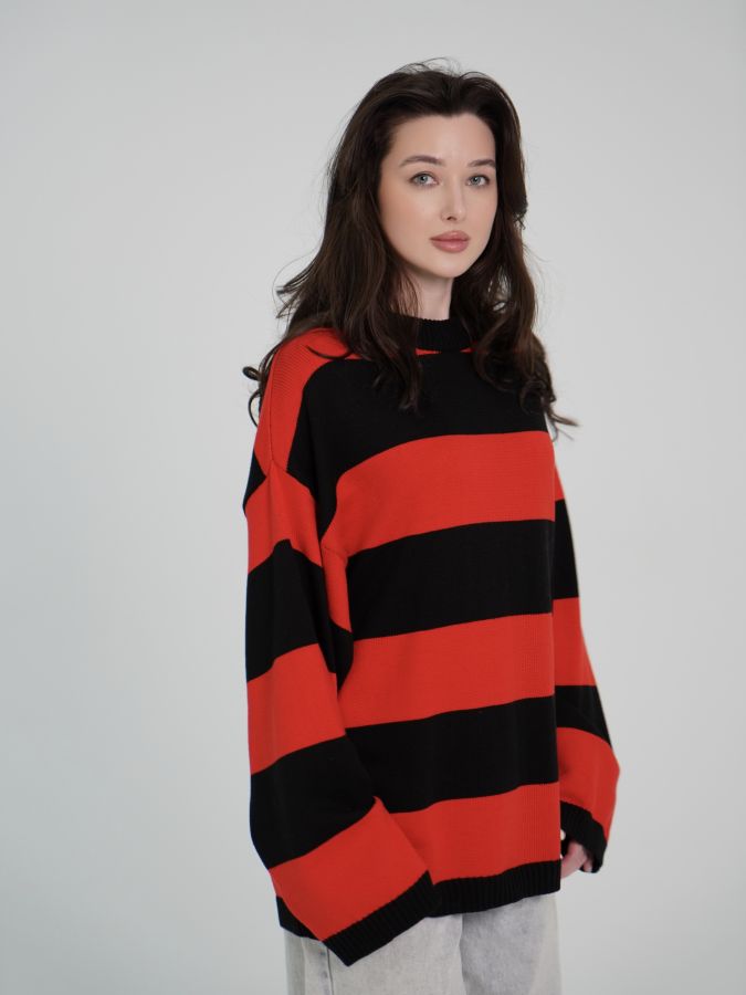 Свитер в красно-черную полоску