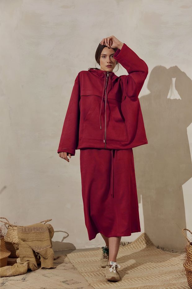 Бордовый костюм из замши с худи на молнии и юбкой
