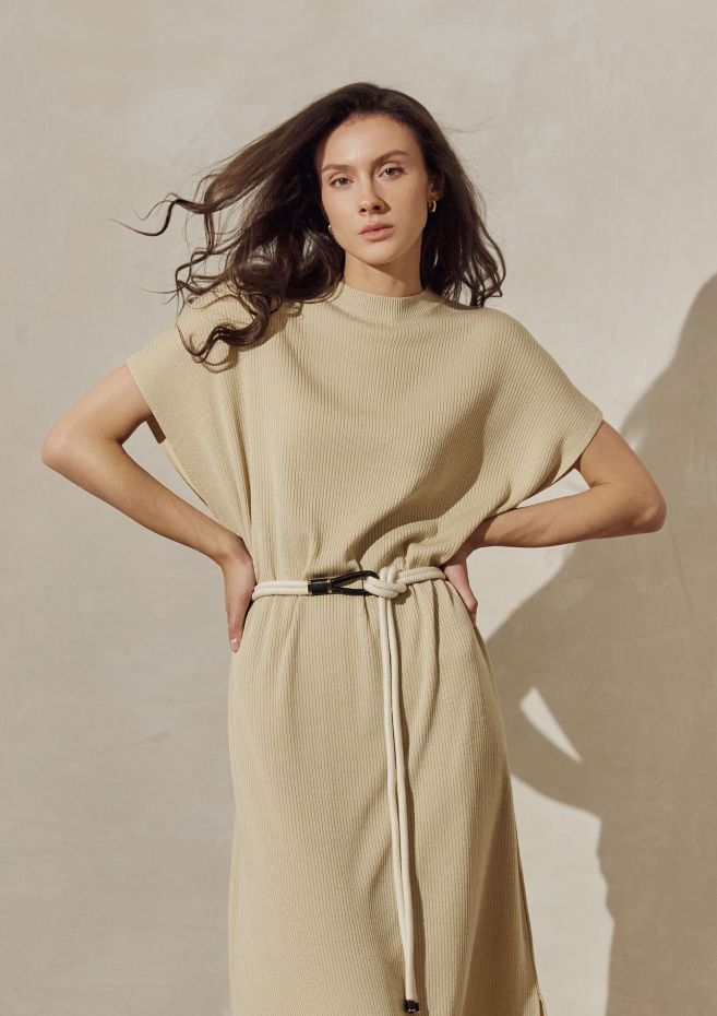 Вязаное платье-макси из вискозы в молочном цвете