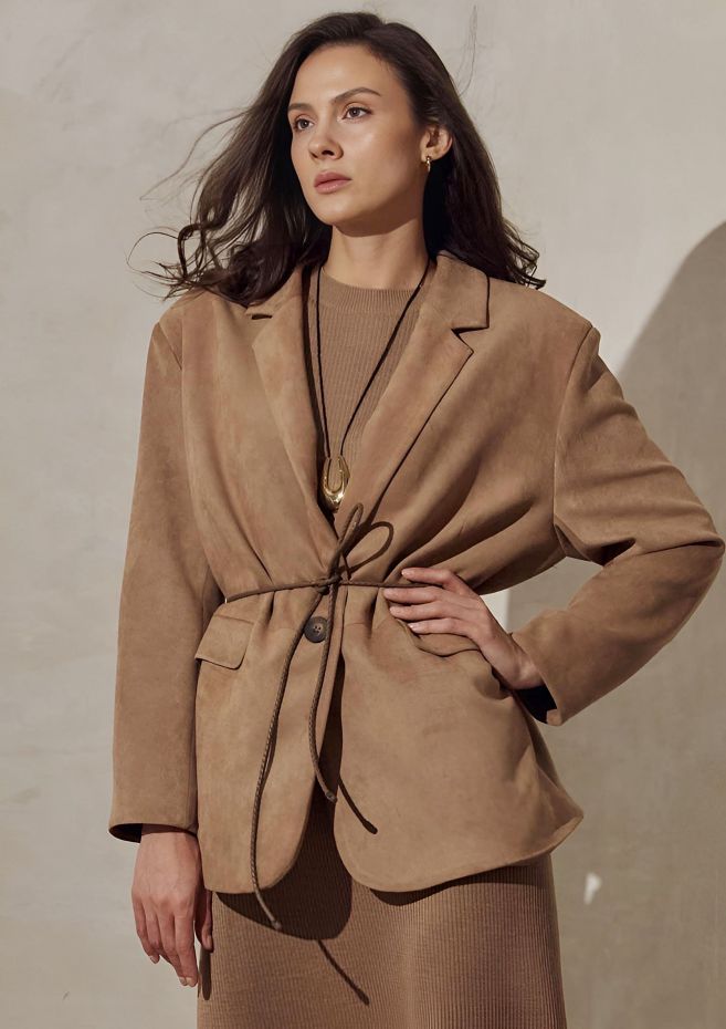 Замшевый трикотажный жакет в цвете mocha mousse