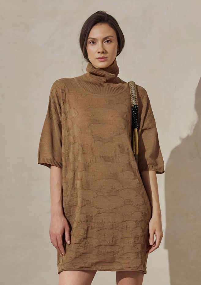 Платье-футболка из шерсти мериноса в цвете mocha mousse