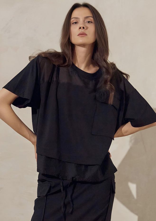 Чёрный костюм из вискозы с футболкой и юбкой с прозрачными вставками