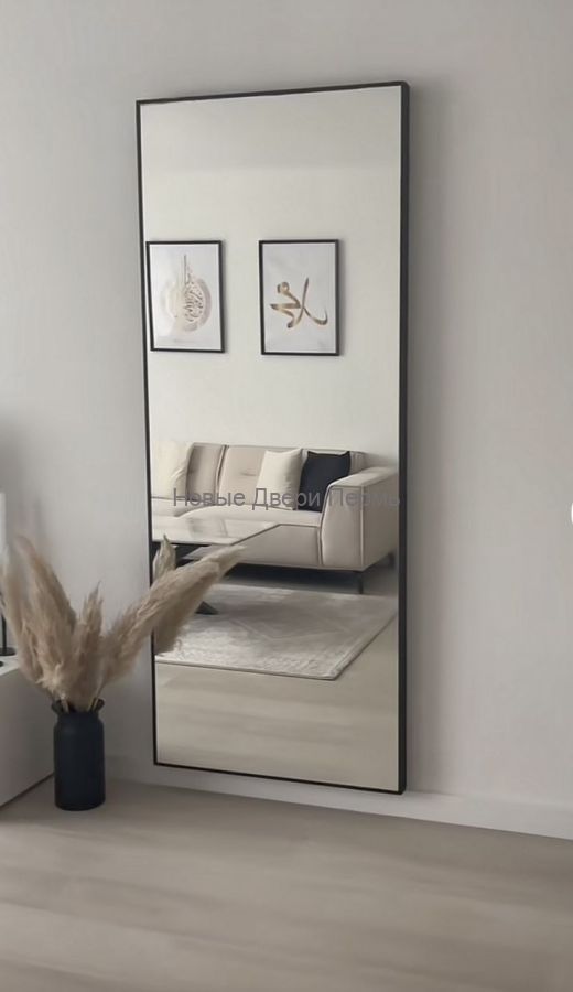 Зеркало в металлической раме настенное