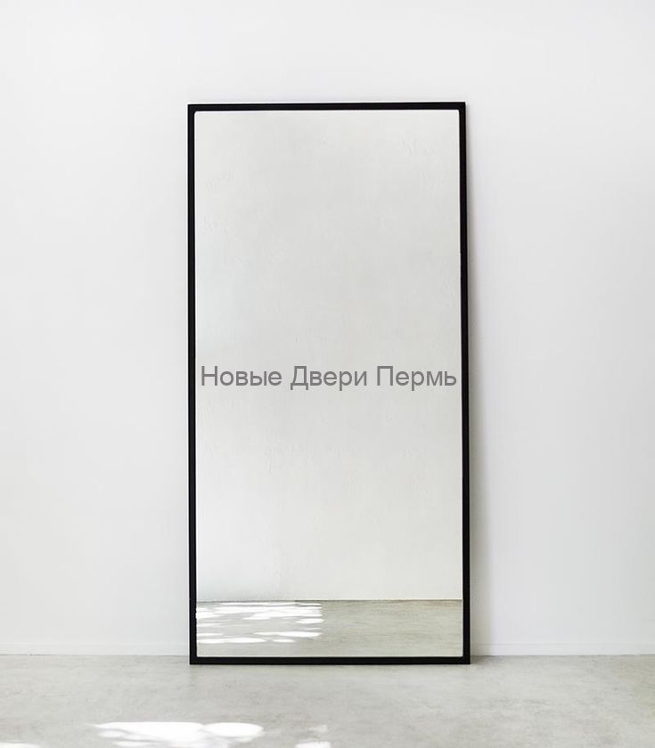 Зеркало в металлической раме настенное