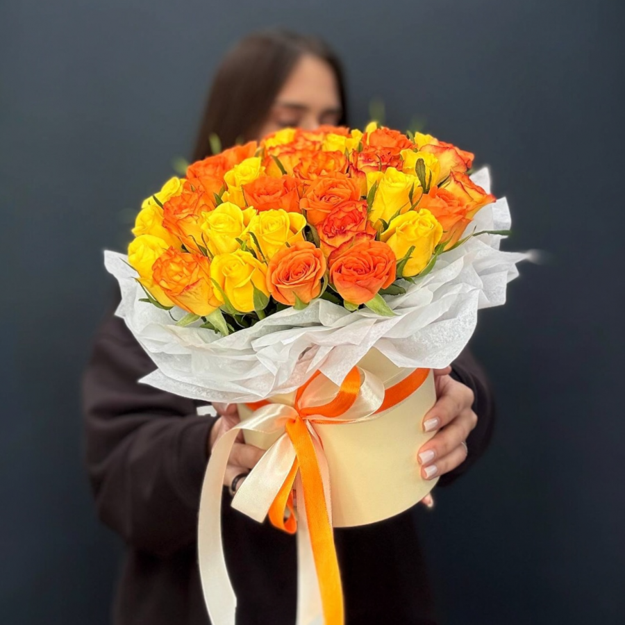 35 желтых роз в коробке