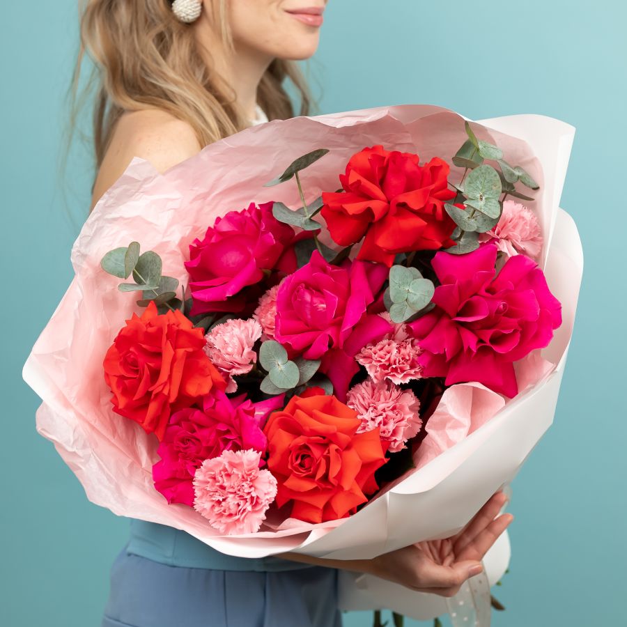 Французские розы с диантусами и эвкалиптом