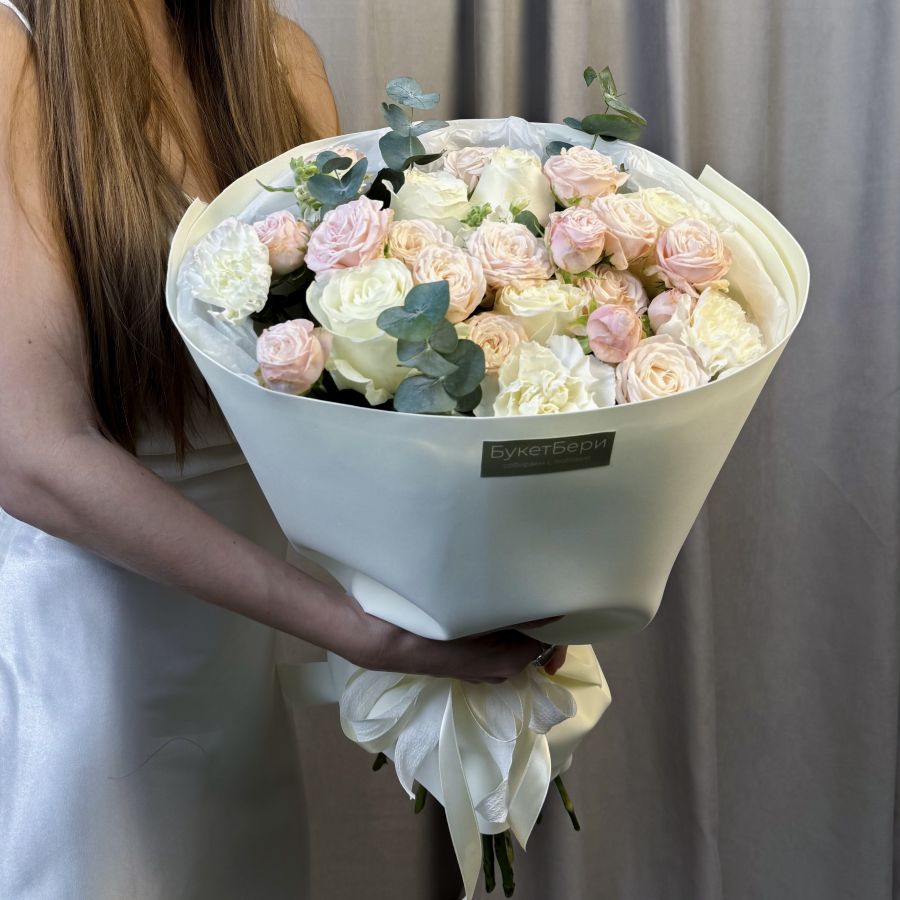 Светло-розовый сборный букет из роз