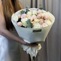 Светло-розовый сборный букет из роз