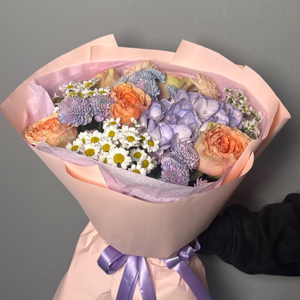 Букет с хризантемой Сантини и розами Гравити