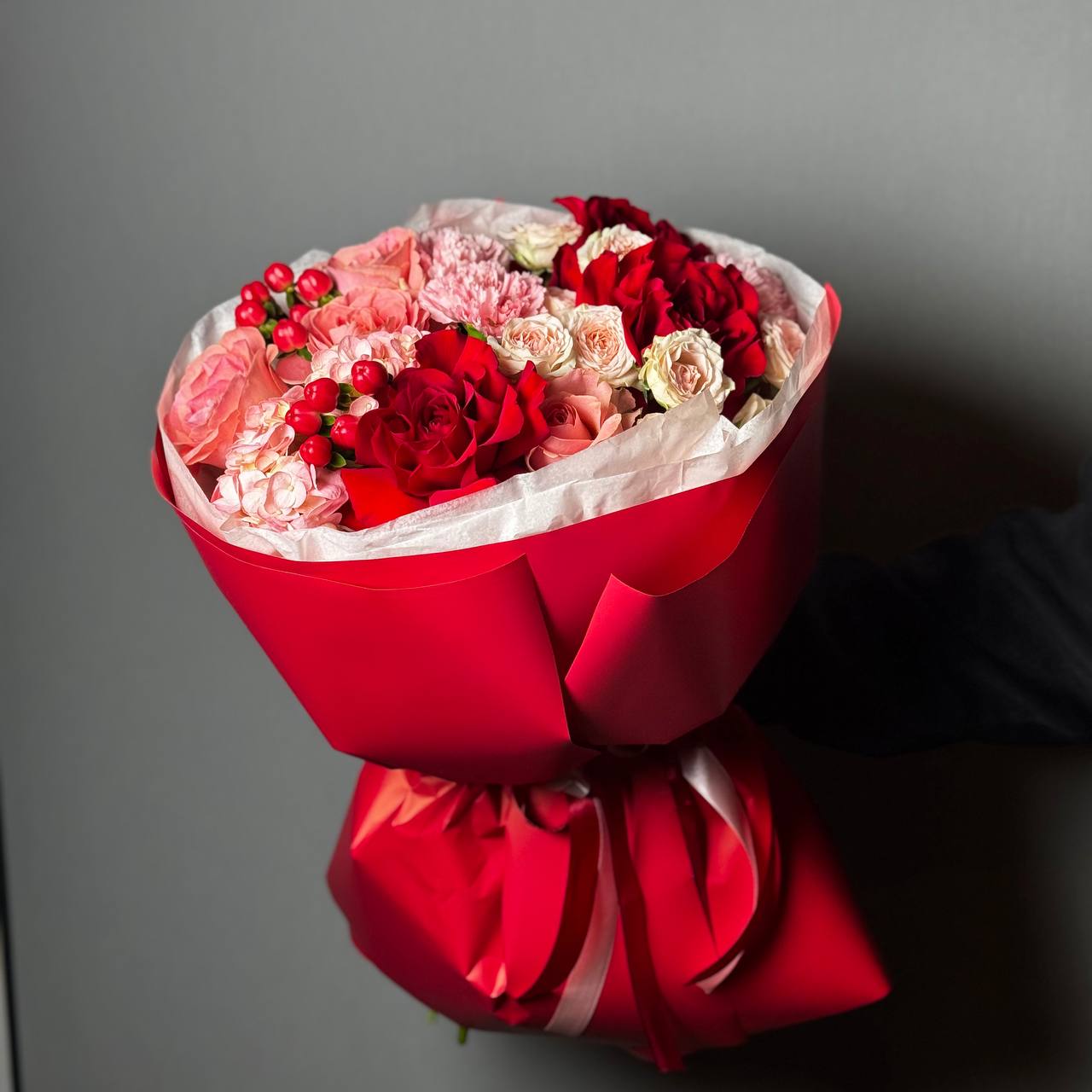 Яркий букет в красно-розовых оттенках 