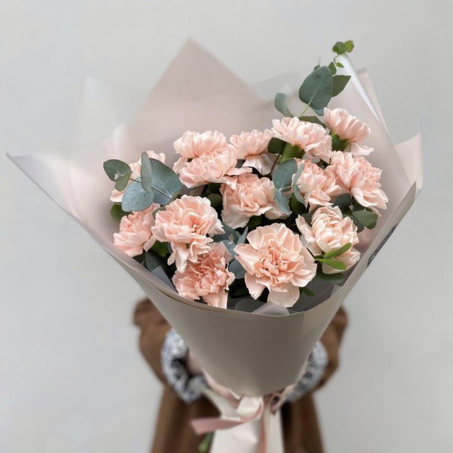 Букет из сортовых диантусов с эвкалиптом