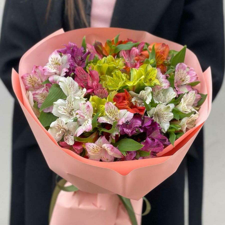 Монобукет из альстромерии в оформлении