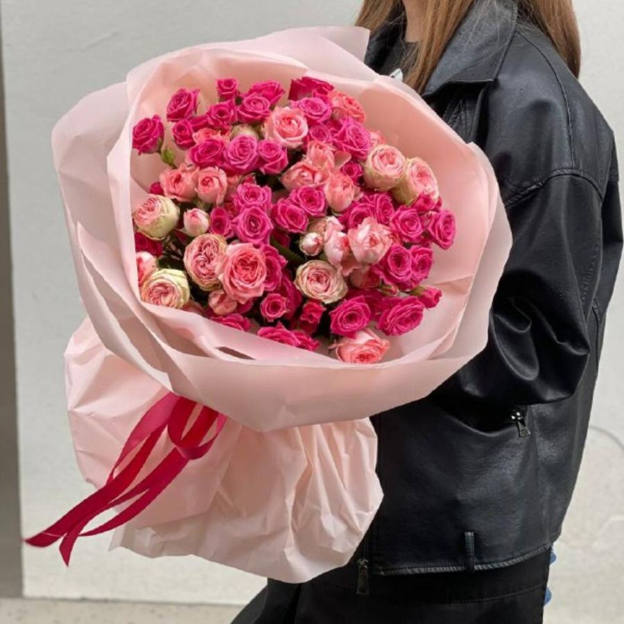 Букет из кустовых роз в оформлении