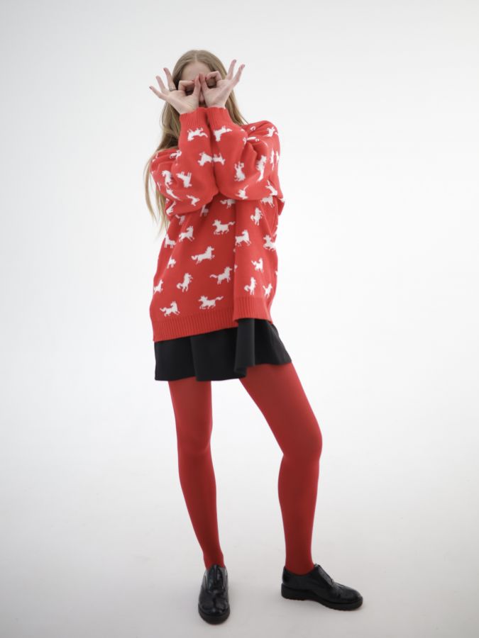 Свитер с лошадками красный