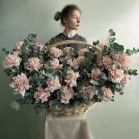 Большая корзина с розами