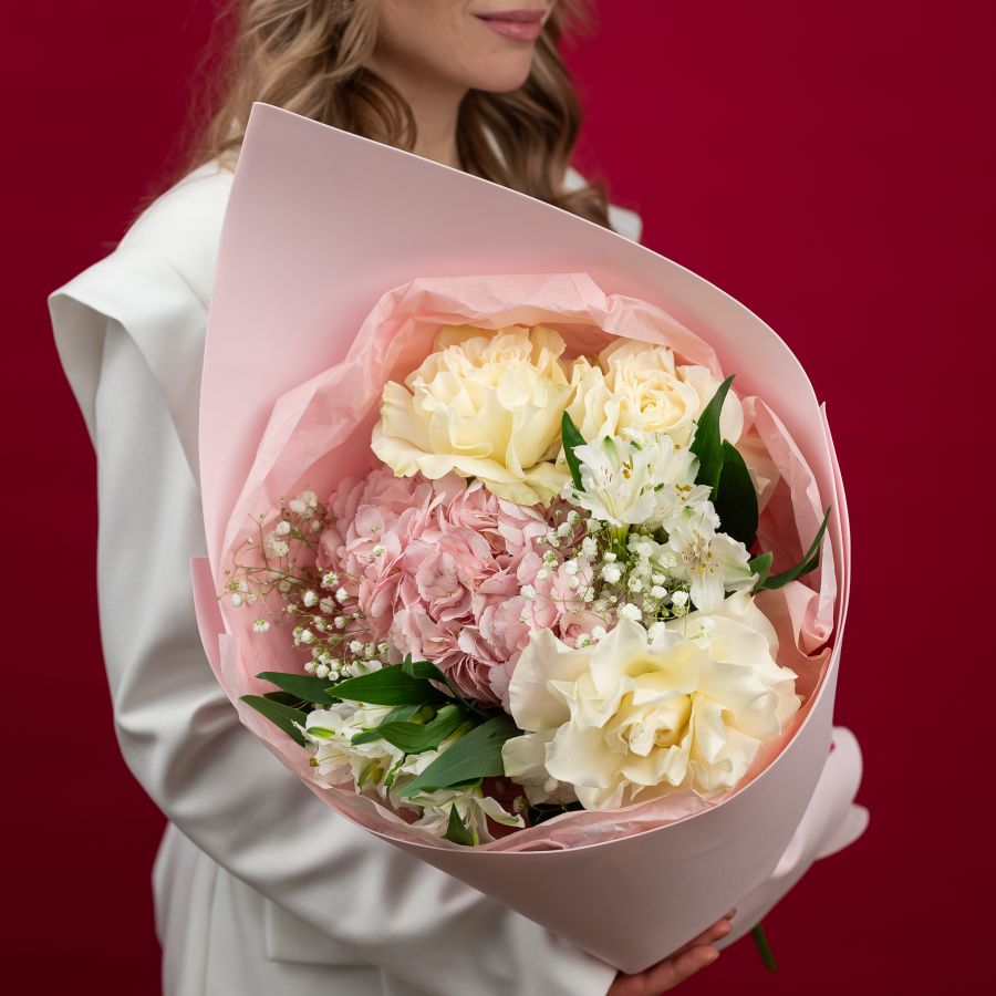 Сборный букет с гортензией и белыми розами